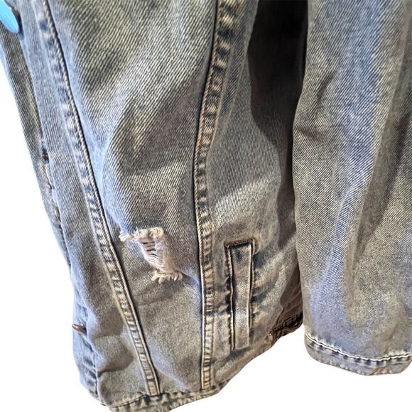 NWOT women's Jean jacket with pearls accent size medium distressed with pockets - Picture 7 of 8